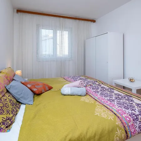 4 Bedroom In * بولا