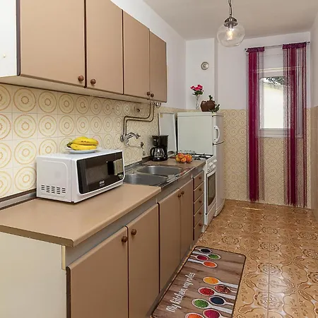 Front In With Wifi Apartamento Pula