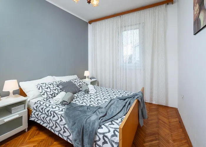 Apartament Front In With Wifi Pula